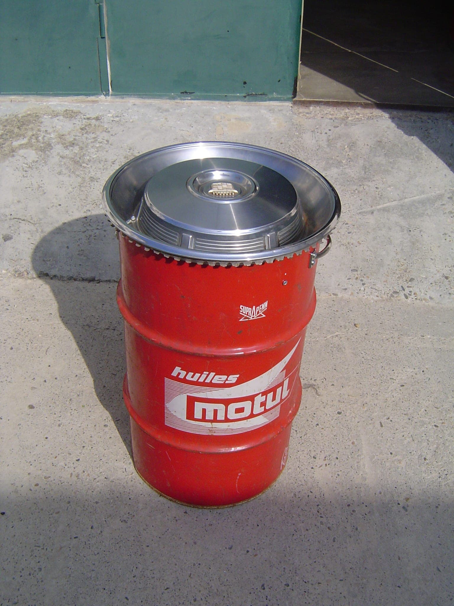 Bidon Motul et Enjoliveur Cadillac, Détournement, technique mixte