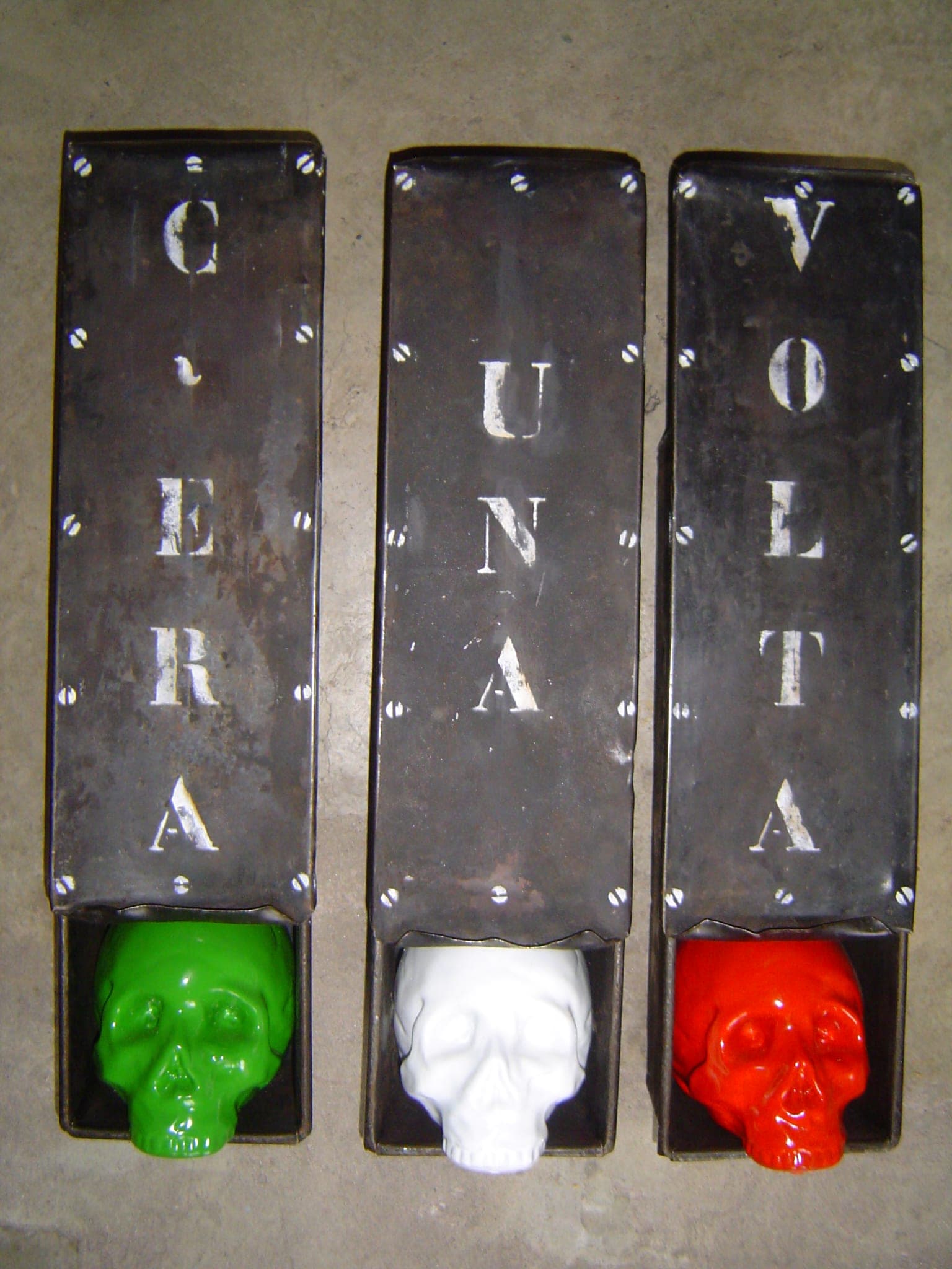 C'era una volta, 3 panneaux acier soudé pochoir + crânes tricolores