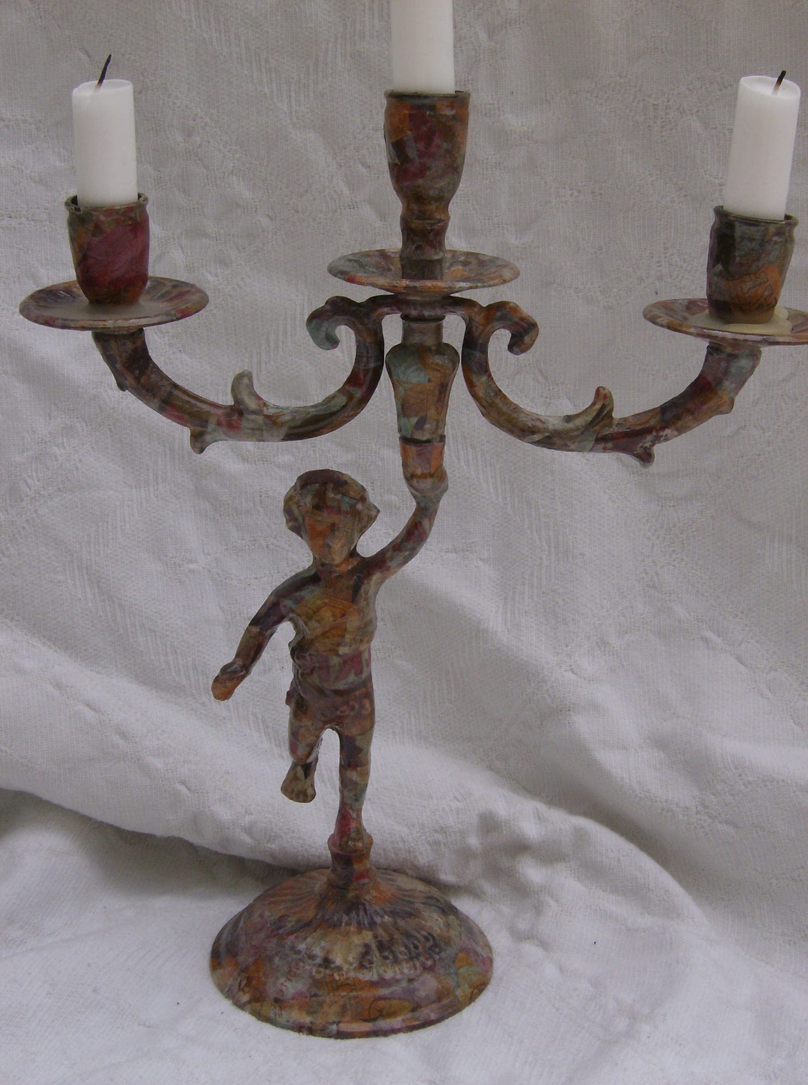 Chandelier Angelo, Détournement, technique mixte