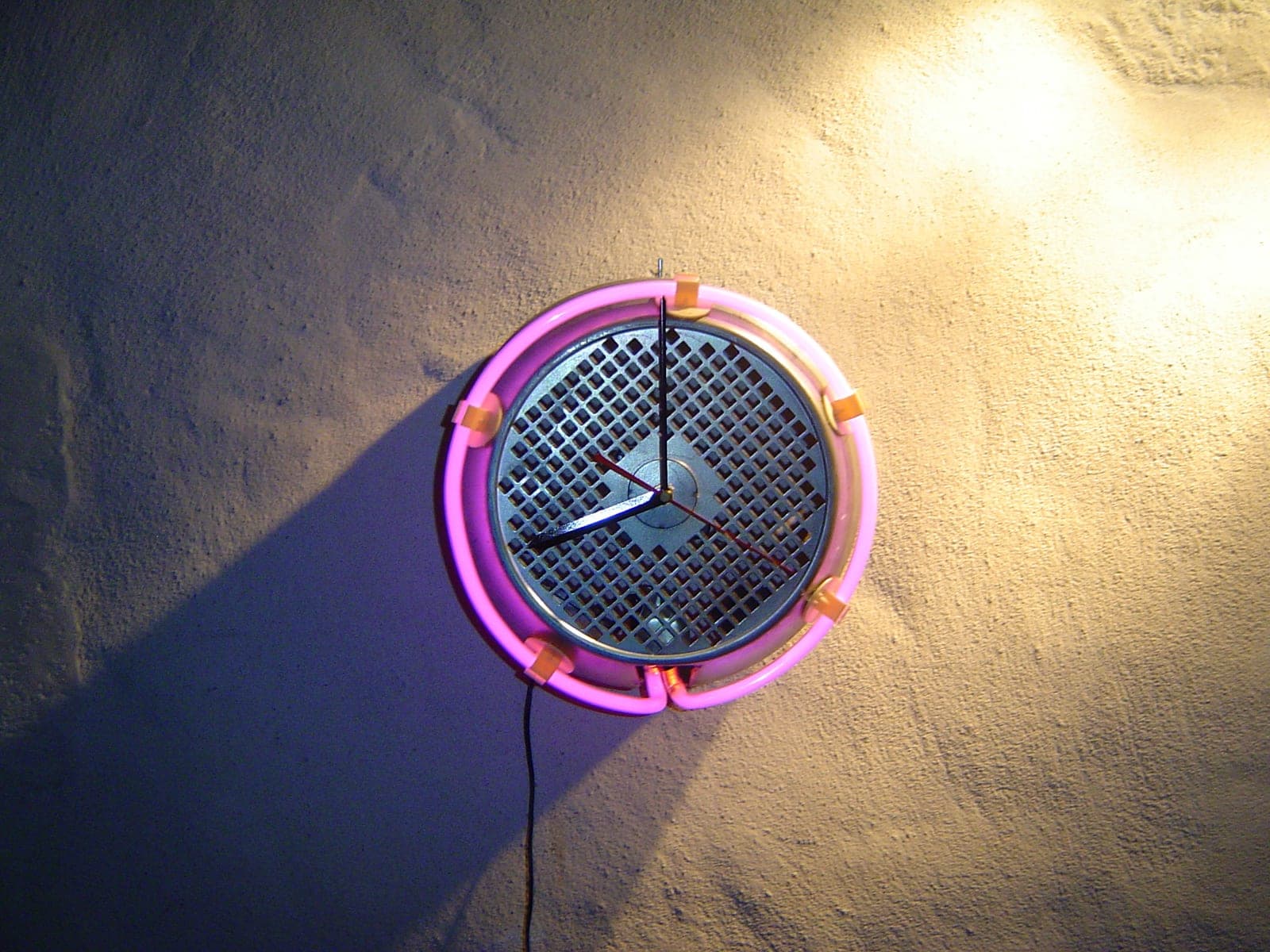 Pendule néon bi-couleur, Grille industrielle + néon + horloge