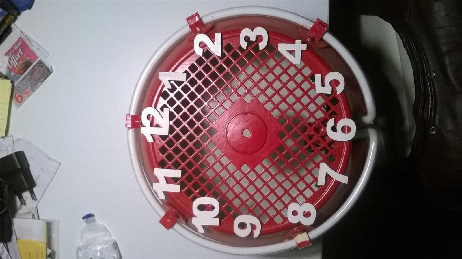 Pendule rouge, Grille plastique + néon + horloge, 2018
