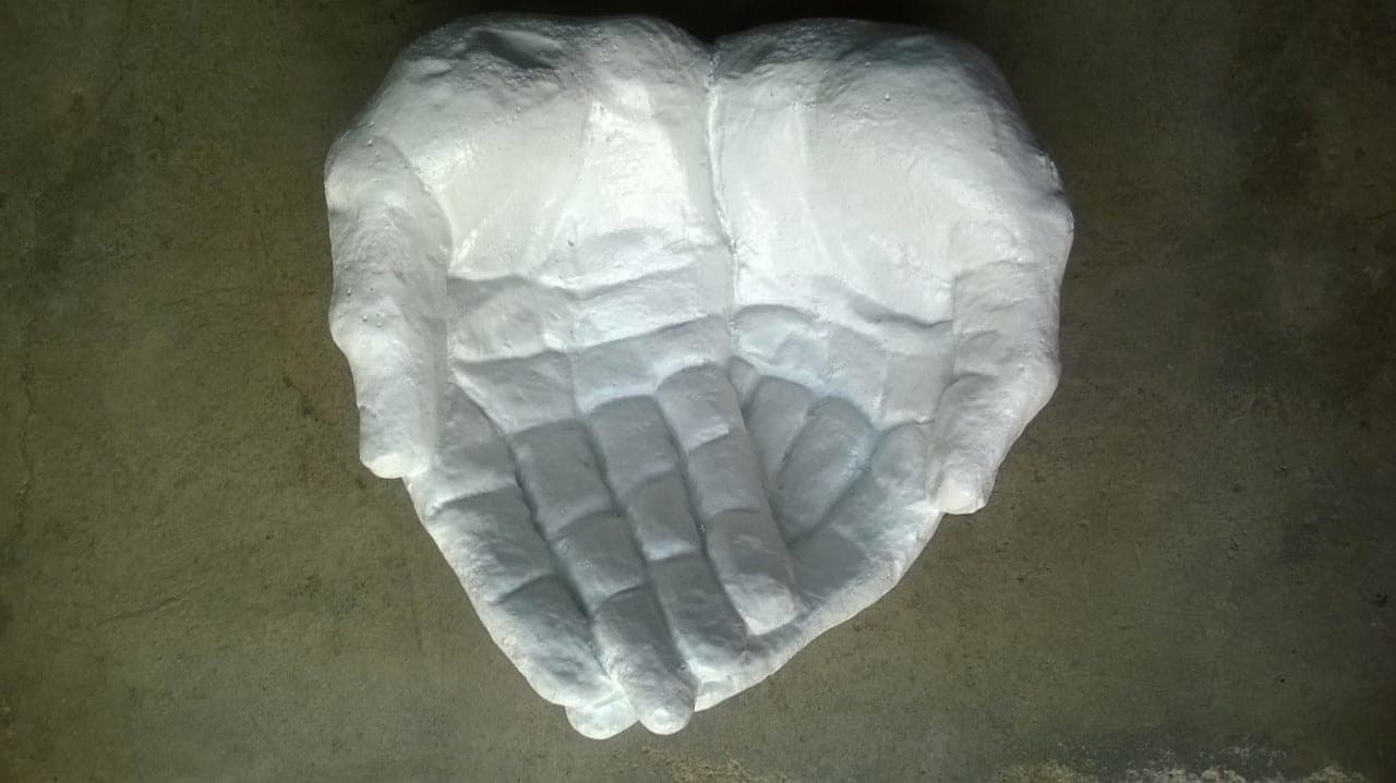 Les Mains du Cœur, Pierre sculptée laquée blanche